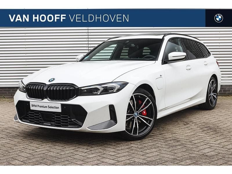 Alpinweiss iii (licht wit) Gebruikt 2024 BMW 330e Comfort Edition Stationwagen | € 49.950 (Eerlijke prijs) - Afbeelding 1/4