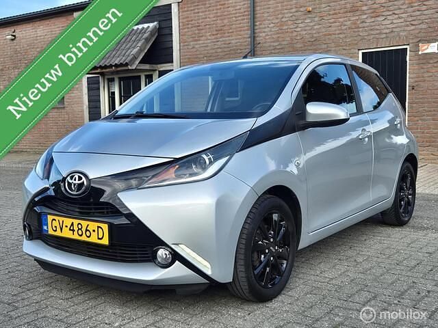 Grijs Gebruikt 2015 Toyota Aygo X-play Hatchback | € 6.999 (Eerlijke prijs) - Afbeelding 1/4