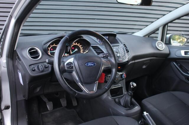 Occasion Ford Fiesta Style 80 PK (58 kW) 2016 Grijs, metallic lak Hatchback