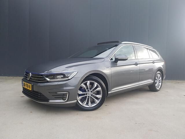 Grijs (metallic) Gebruikt 2016 VW Passat Highline Stationwagen | € 13.445 (Goede deal) - Afbeelding 1/4