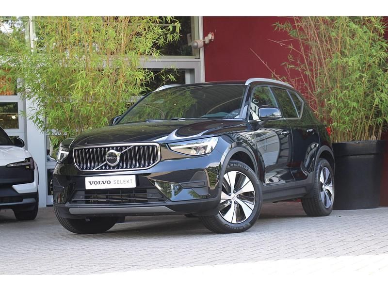 Zwart Gebruikt 2023 Volvo XC40 Inscription SUV | € 36.900 (Goede deal) - Afbeelding 1/4