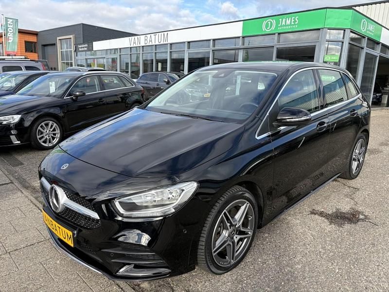 Zwart (metallic) Gebruikt 2022 Mercedes B250e AMG MPV | € 29.950 (Eerlijke prijs) - Afbeelding 1/4