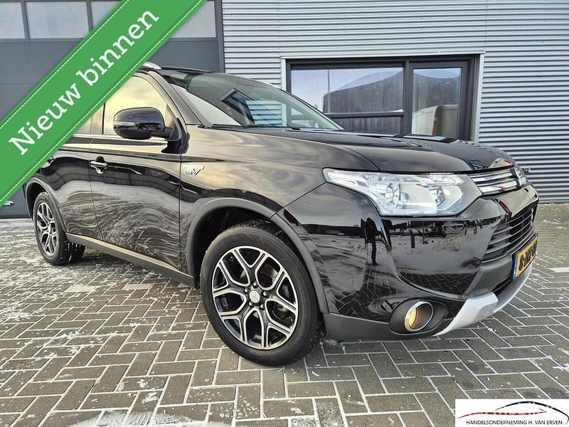 Zwart Occasion 2015 Mitsubishi Outlander P-HEV Edition SUV | € 14.400 (Goede deal) - Afbeelding 1/4