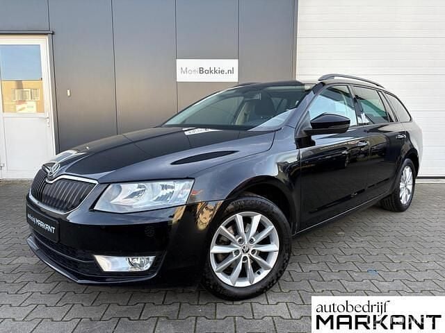 Zwart (metallic) Gebruikt 2016 Skoda Octavia Stationwagen | € 9.949 (Eerlijke prijs) - Afbeelding 1/4