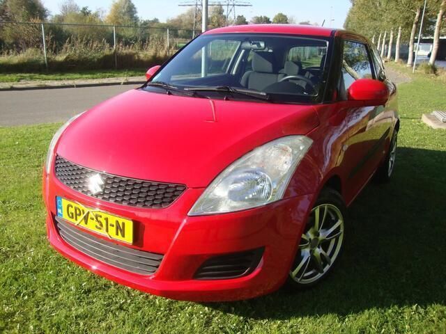 Rood Gebruikt 2013 Suzuki Swift Hatchback | € 5.500 (Super prijs) - Afbeelding 1/4