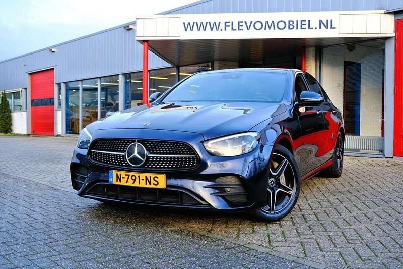 Blauw (metallic) Gebruikt 2021 Mercedes E300 Business Sedan | € 35.850 (Duur) - Afbeelding 1/4