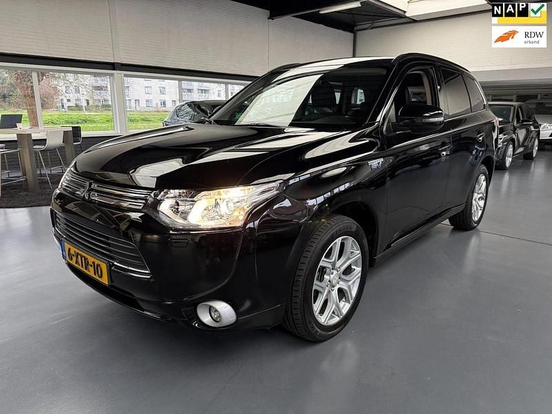 Zwart Gebruikt 2014 Mitsubishi Outlander P-HEV Edition SUV | € 8.950 (Goede deal) - Afbeelding 1/4