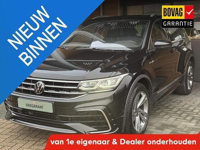 Zwart Occasion 2023 VW Tiguan R-line SUV | € 39.950 (Super prijs) - Afbeelding 1/4