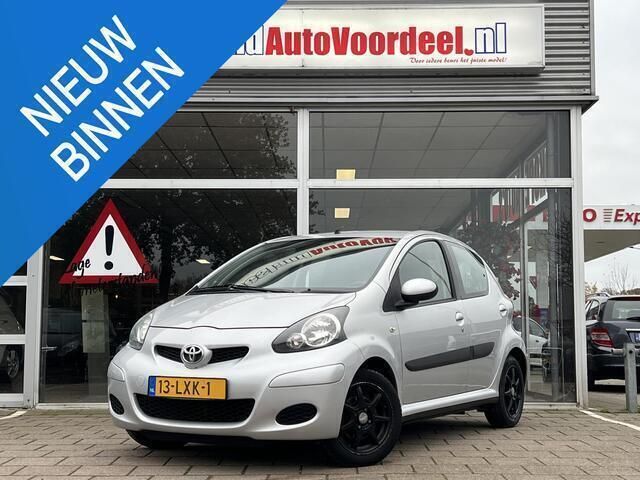 Grijs Gebruikt 2010 Toyota Aygo Comfort Hatchback | € 2.499 (Goede deal) - Afbeelding 1/4