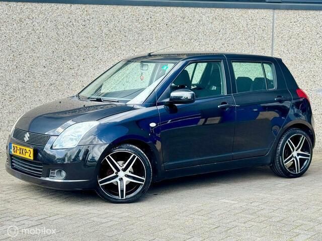 Zwart Gebruikt 2005 Suzuki Swift GLS Hatchback | € 1.995 (Eerlijke prijs) - Afbeelding 1/4