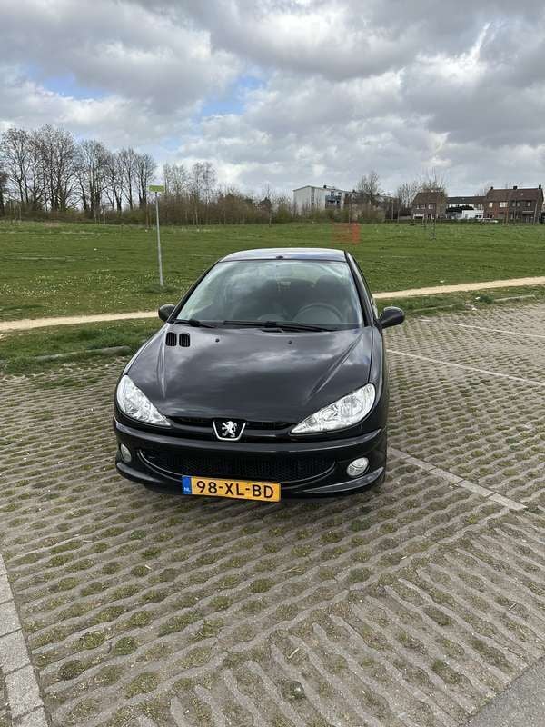 Zwart Gebruikt 2007 Peugeot 206 Forever Hatchback | € 1.750 (Iets duurder) - Afbeelding 1/4