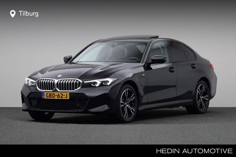 Zwart Gebruikt 2024 BMW 320e Comfort Edition Sedan | € 44.880 (Eerlijke prijs) - Afbeelding 1/4