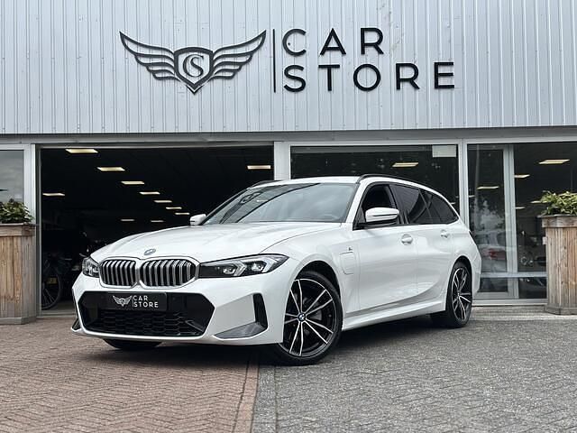 Wit Gebruikt 2024 BMW 320 M Sport Stationwagen | € 40.950 (Eerlijke prijs) - Afbeelding 1/4