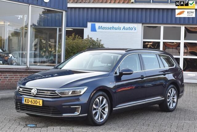 Blauw, metallic lak Gebruikt 2016 VW Passat GTE Stationwagen | € 14.950 (Eerlijke prijs) - Afbeelding 1/4