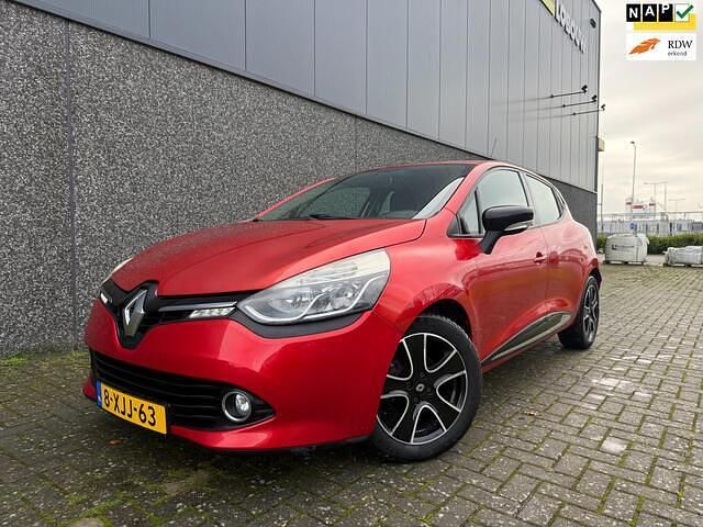 Rood Occasion 2014 Renault Clio IV Expression Hatchback | € 7.250 (Eerlijke prijs) - Afbeelding 1/4