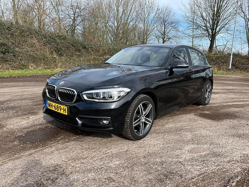 Zwart (metallic) Gebruikt 2017 BMW 118 Executive Hatchback | € 8.750 (Super prijs) - Afbeelding 1/4