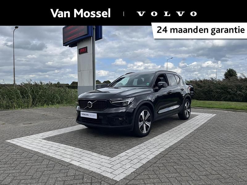 Zwart Gebruikt 2022 Volvo XC40 Plus SUV | € 37.940 (Eerlijke prijs) - Afbeelding 1/4