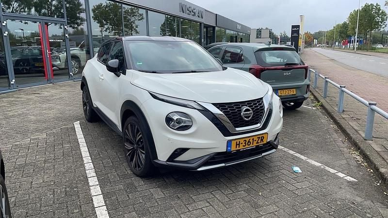 Twotone (pearl white/black) Gebruikt 2020 Nissan Juke SUV | € 18.250 (Eerlijke prijs) - Afbeelding 1/4