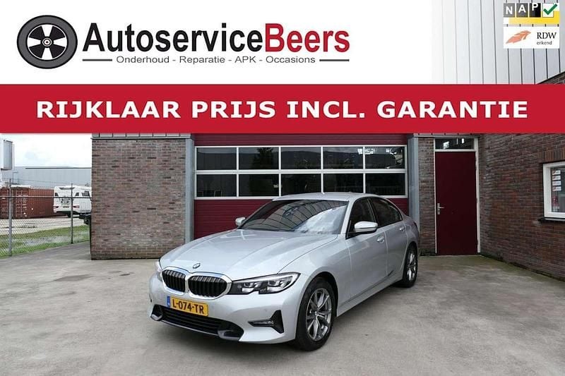 Grijs Gebruikt 2021 BMW 318 Executive Sedan | € 31.945 (Goede deal) - Afbeelding 1/4