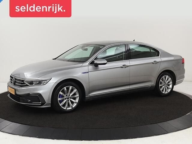 Grijs Gebruikt 2021 VW Passat GTE Sedan | € 20.900 (Super prijs) - Afbeelding 1/4