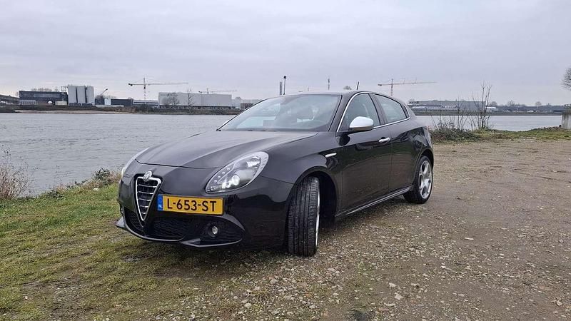 Zwart Occasion 2011 Alfa Romeo Giulietta Progression MPV | € 8.899 (Duur) - Afbeelding 1/4