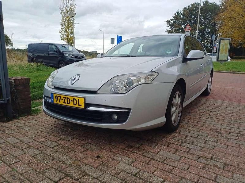 Grijs Gebruikt 2008 Renault Laguna III Dynamique Hatchback | € 2.800 (Eerlijke prijs) - Afbeelding 1/4