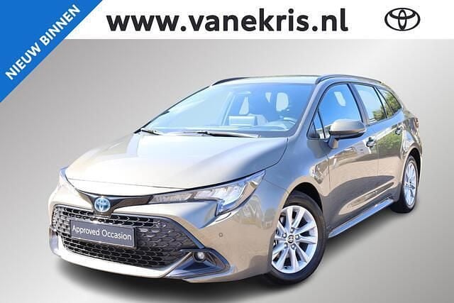 Groen, metallic lak Gebruikt 2025 Toyota Corolla Stationwagen | € 31.499 (Eerlijke prijs) - Afbeelding 1/4
