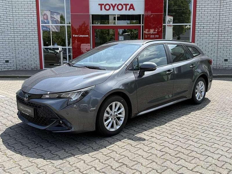 Grijs, metallic lak Gebruikt 2024 Toyota Corolla Stationwagen | € 28.390 (Eerlijke prijs) - Afbeelding 1/4
