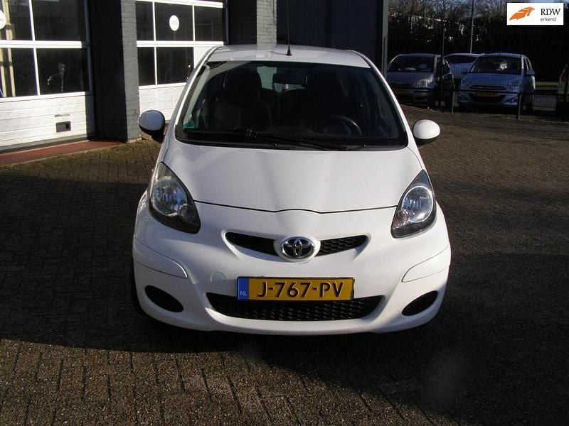 Wit Occasion 2010 Toyota Aygo Cool Hatchback | € 2.250 (Goede deal) - Afbeelding 1/4