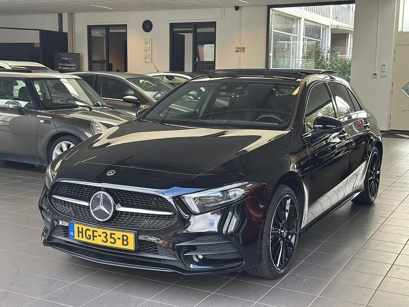 Zwart Gebruikt 2021 Mercedes A250 Premium Plus Hatchback | € 32.950 (Iets duurder) - Afbeelding 1/3