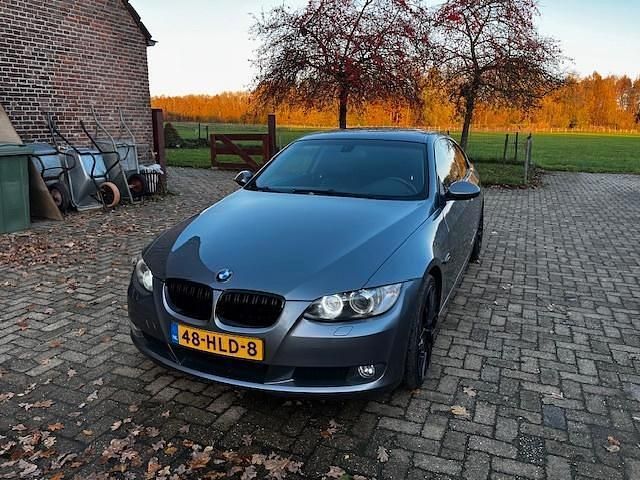 Grijs Gebruikt 2009 BMW 325 Exclusive Coupé | € 10.250 (Eerlijke prijs) - Afbeelding 1/4