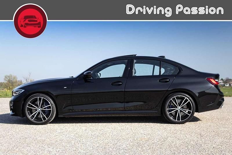 Zwart, metallic lak Gebruikt 2021 BMW 318 M Sport Sedan | € 35.950 (Duur) - Afbeelding 1/3