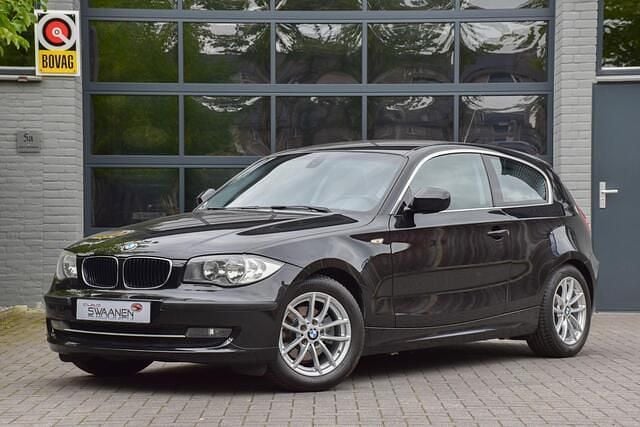 Zwart Gebruikt 2009 BMW 118 Hatchback | € 5.950 (Eerlijke prijs) - Afbeelding 1/4