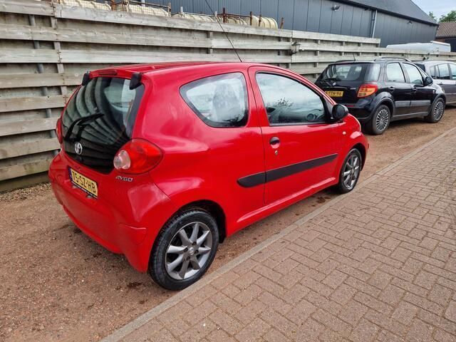 Occasion Toyota Aygo 68 PK (50 kW) 2006 Rood Hatchback
