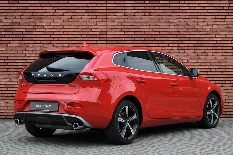 Occasion Volvo V40 153 PK (112 kW) 2020 Rood Hatchback