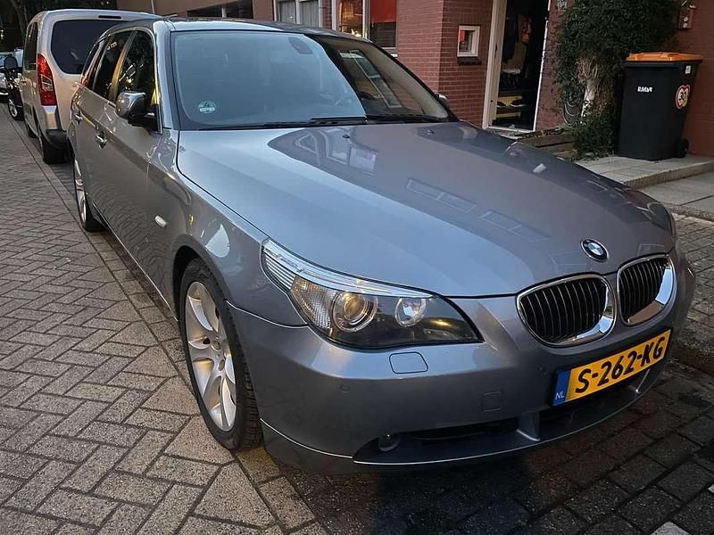 Zilver Gebruikt 2005 BMW 545 Executive Stationwagen | € 6.000 - Afbeelding 1/4