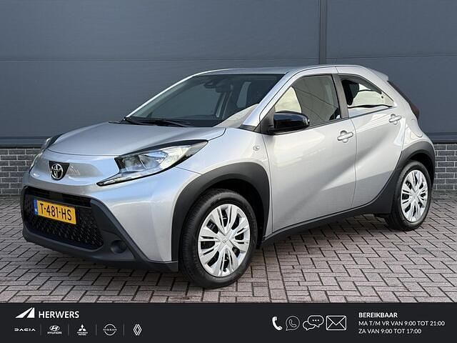 Grijs Gebruikt 2023 Toyota Aygo X Play SUV | € 15.885 - Afbeelding 1/4
