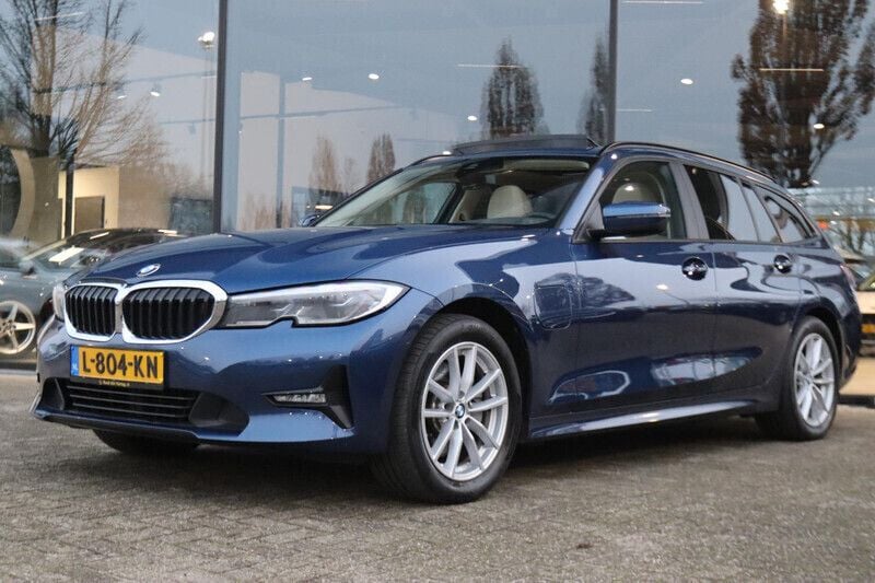 Blauw, metallic lak Gebruikt 2021 BMW 320e Efficient Dynamics Stationwagen | € 27.900 (Super prijs) - Afbeelding 1/4