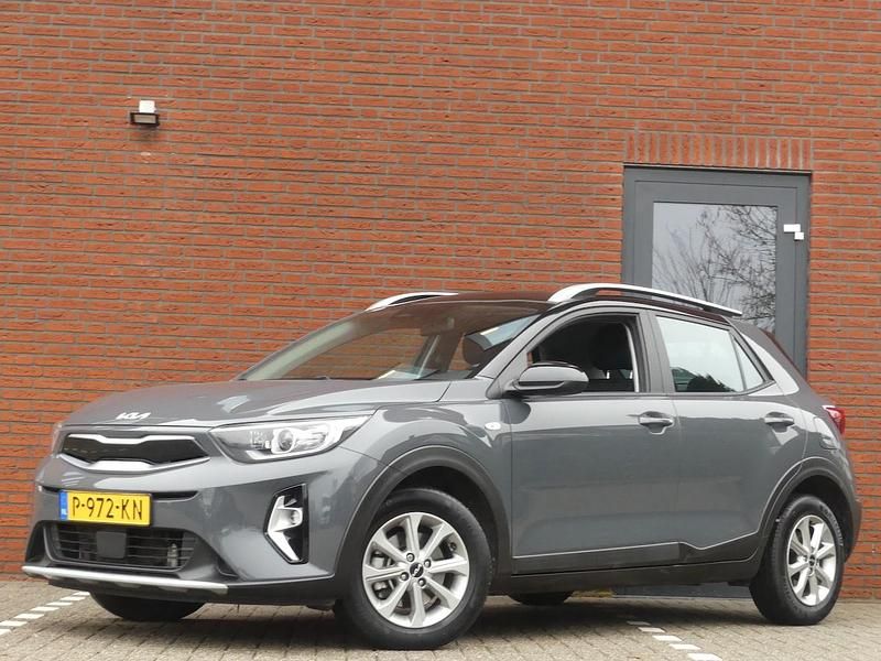 Grijs Occasion 2022 Kia Stonic SUV | € 16.950 (Super prijs) - Afbeelding 1/4