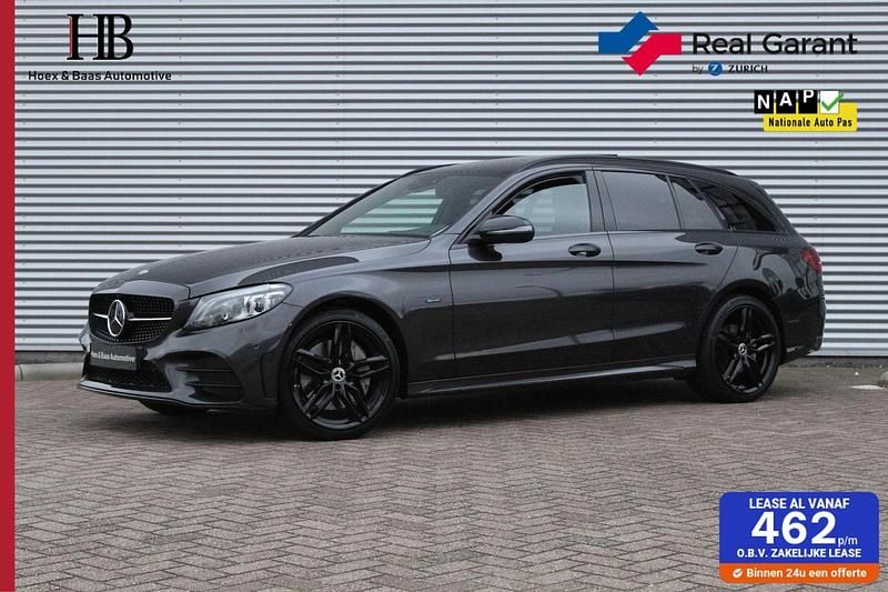 Grijs (metallic) Gebruikt 2020 Mercedes C300 AMG Stationwagen | € 28.440 (Eerlijke prijs) - Afbeelding 1/4