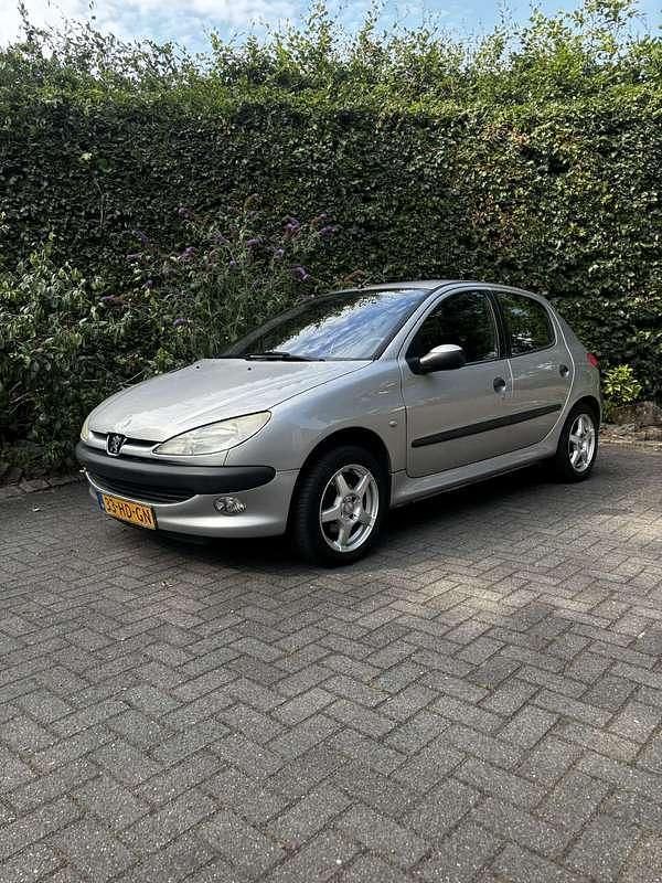 Grijs Gebruikt 2001 Peugeot 206 Hatchback | € 685 (Eerlijke prijs) - Afbeelding 1/4