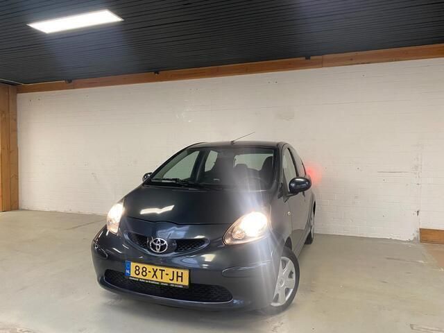 Grijs Gebruikt 2007 Toyota Aygo Hatchback | € 1.950 (Eerlijke prijs) - Afbeelding 1/4