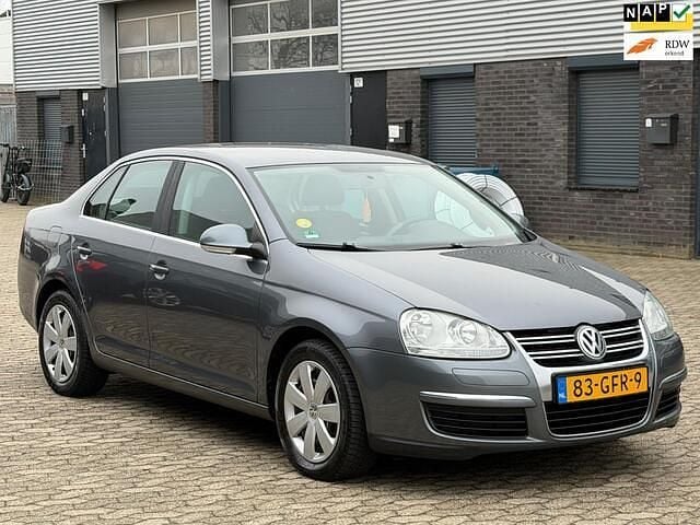 Grijs Occasion 2008 VW Jetta Comfortline Sedan | € 2.949 (Goede deal) - Afbeelding 1/4