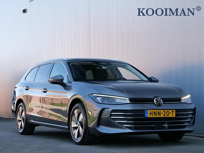 Grijs Gebruikt 2024 VW Passat Business Stationwagen | € 35.950 (Eerlijke prijs) - Afbeelding 1/4