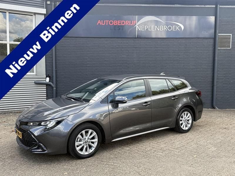Grijs Gebruikt 2025 Toyota Corolla Hybrid Active Stationwagen | € 31.500 (Super prijs) - Afbeelding 1/4