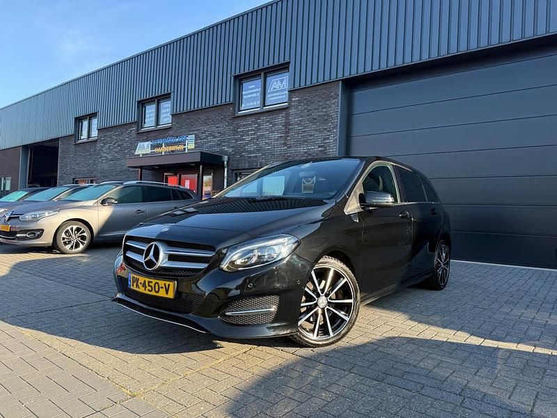 Zwart Gebruikt 2017 Mercedes B180 Edition MPV | € 16.850 (Eerlijke prijs) - Afbeelding 1/4