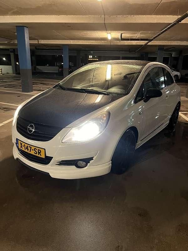 Wit Gebruikt 2010 Opel Corsa MPV | € 2.500 (Goede deal) - Afbeelding 1/4