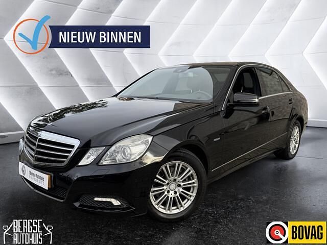 Zwart Occasion 2009 Mercedes E200 Avantgarde Sedan | € 11.490 (Eerlijke prijs) - Afbeelding 1/4