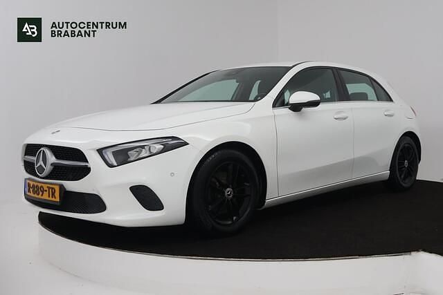 Wit Occasion 2019 Mercedes A180 Premium Plus Hatchback | € 20.945 (Super prijs) - Afbeelding 1/4