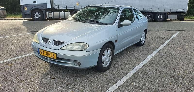 Grijs Occasion 2002 Renault Mégane Coupé Sportway Coupé | € 2.000 - Afbeelding 1/4